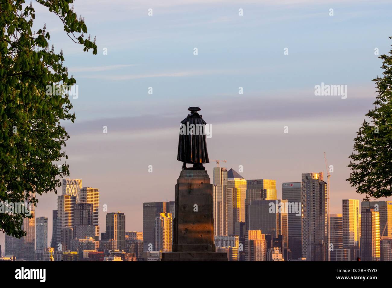 La statue du général de division James Wolf est la proie de la ville moderne de Londres depuis son plinthe dans Greenwich Park Banque D'Images