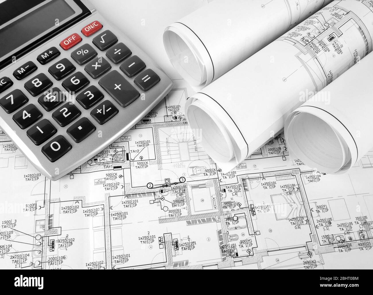Vue en grand angle sur le plan de l'installation électrique avec calculatrice Banque D'Images