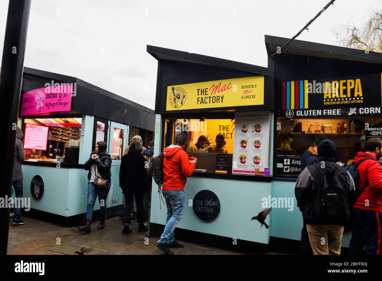 Londres, Royaume-Uni, 25 janvier 2020: Homme commandant des aliments au marché Camden, Londres. Commencé avec 16 stands en 1974, Camden Market est l'un des plus occupés reta Banque D'Images