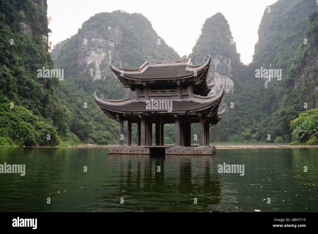 pagode flottant au milieu du lac entouré de montagnes Banque D'Images
