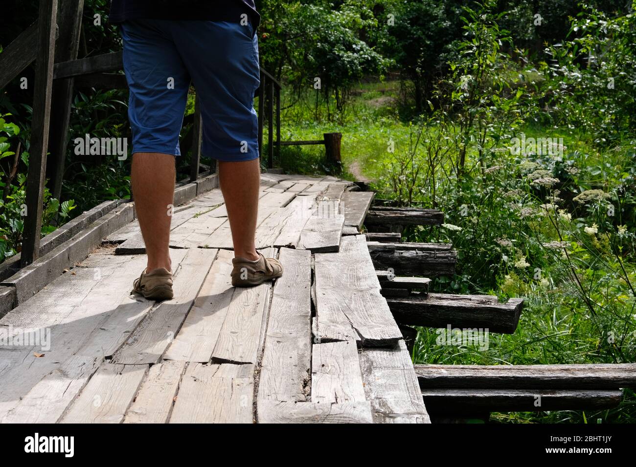 Paysages d'été le long de la petite rivière en campagne. Passerelle en bois cassée. Promenade touristique. Banque D'Images