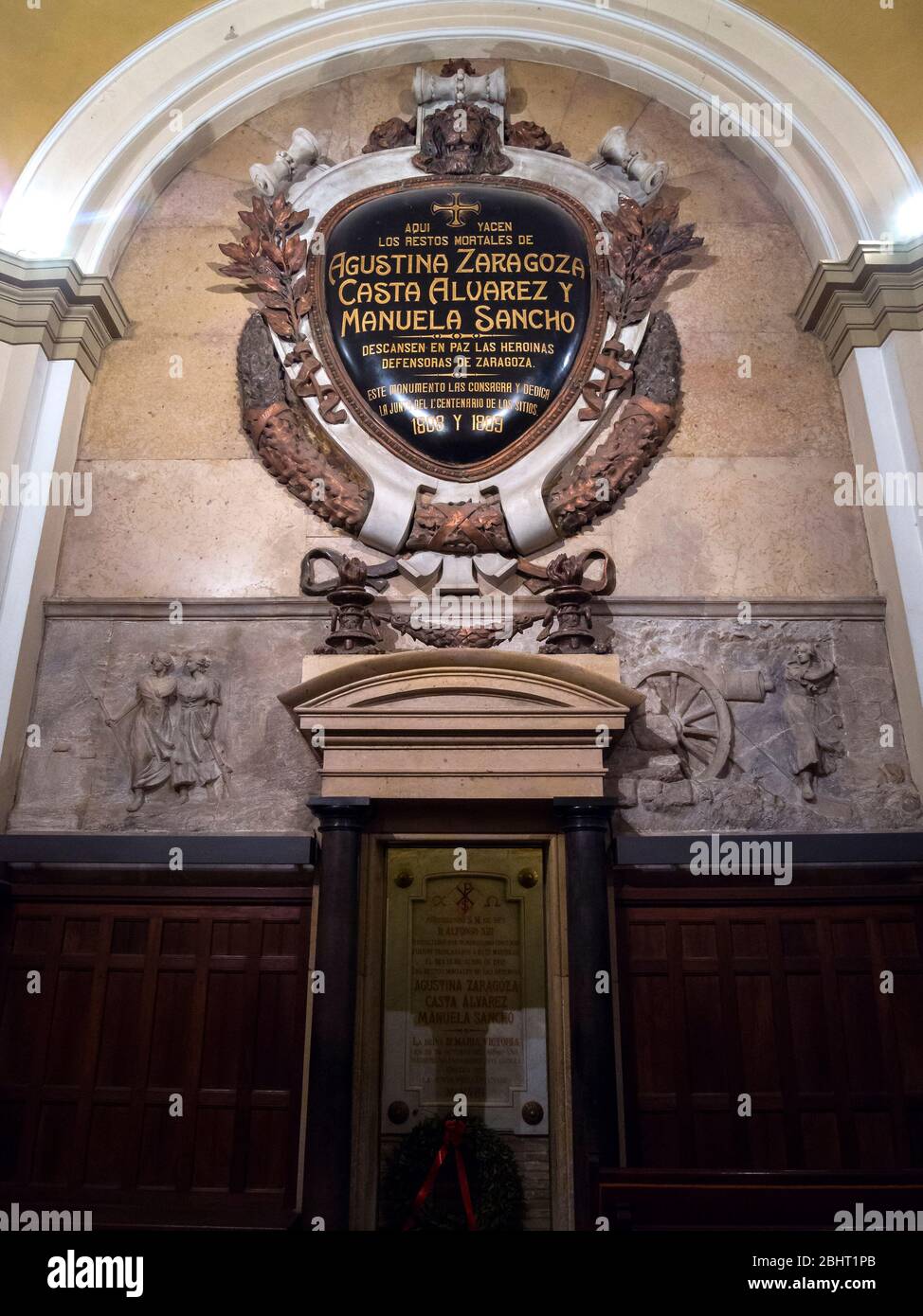 Mausoleo a las héroínas de los sitios de Zaragoza. Iglesia y plaza de Nuestra Señora del Portillo. Saragosse. Aragón. España Banque D'Images