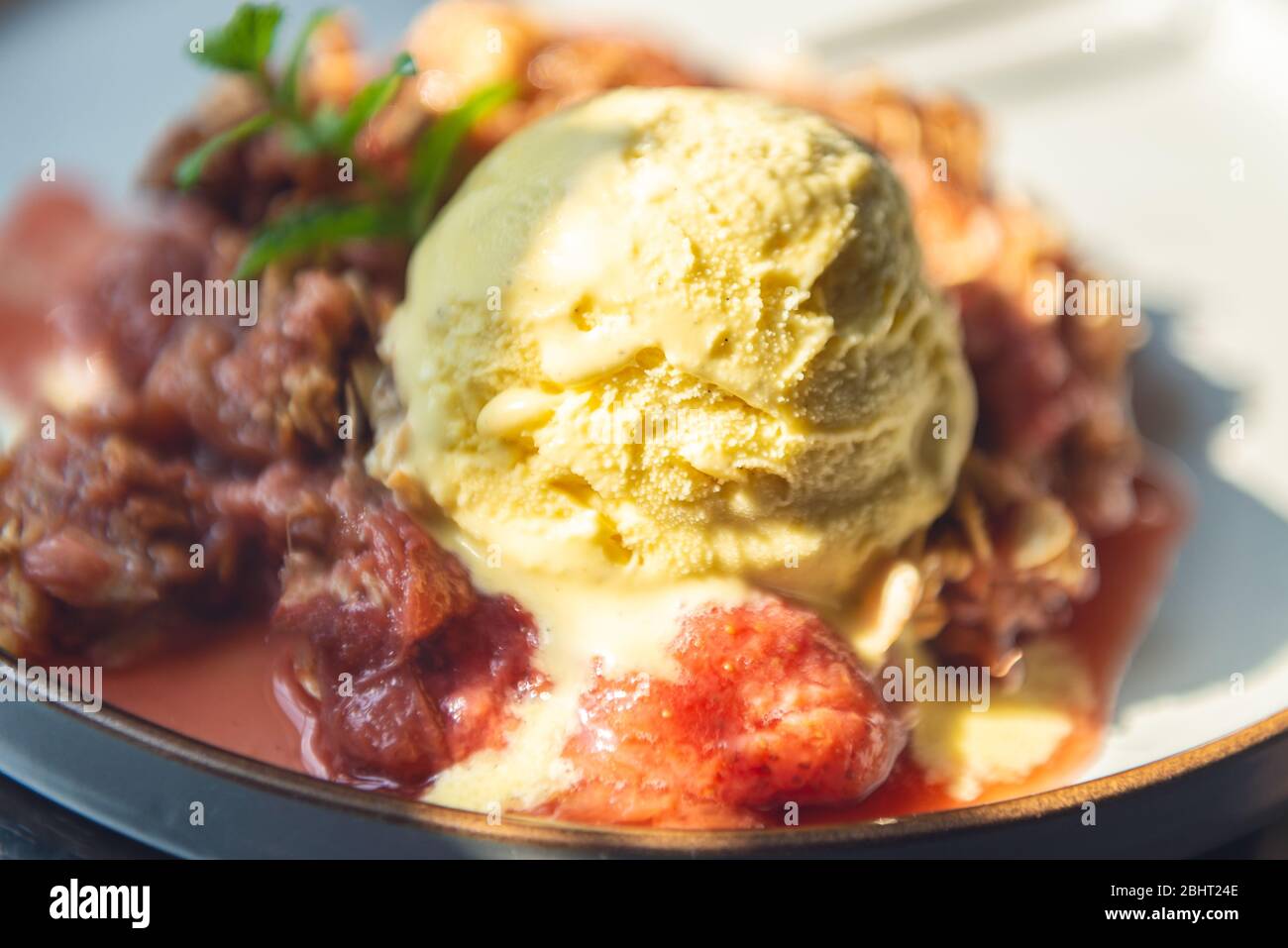 Crumble de rhubarbe et de fraise Banque D'Images