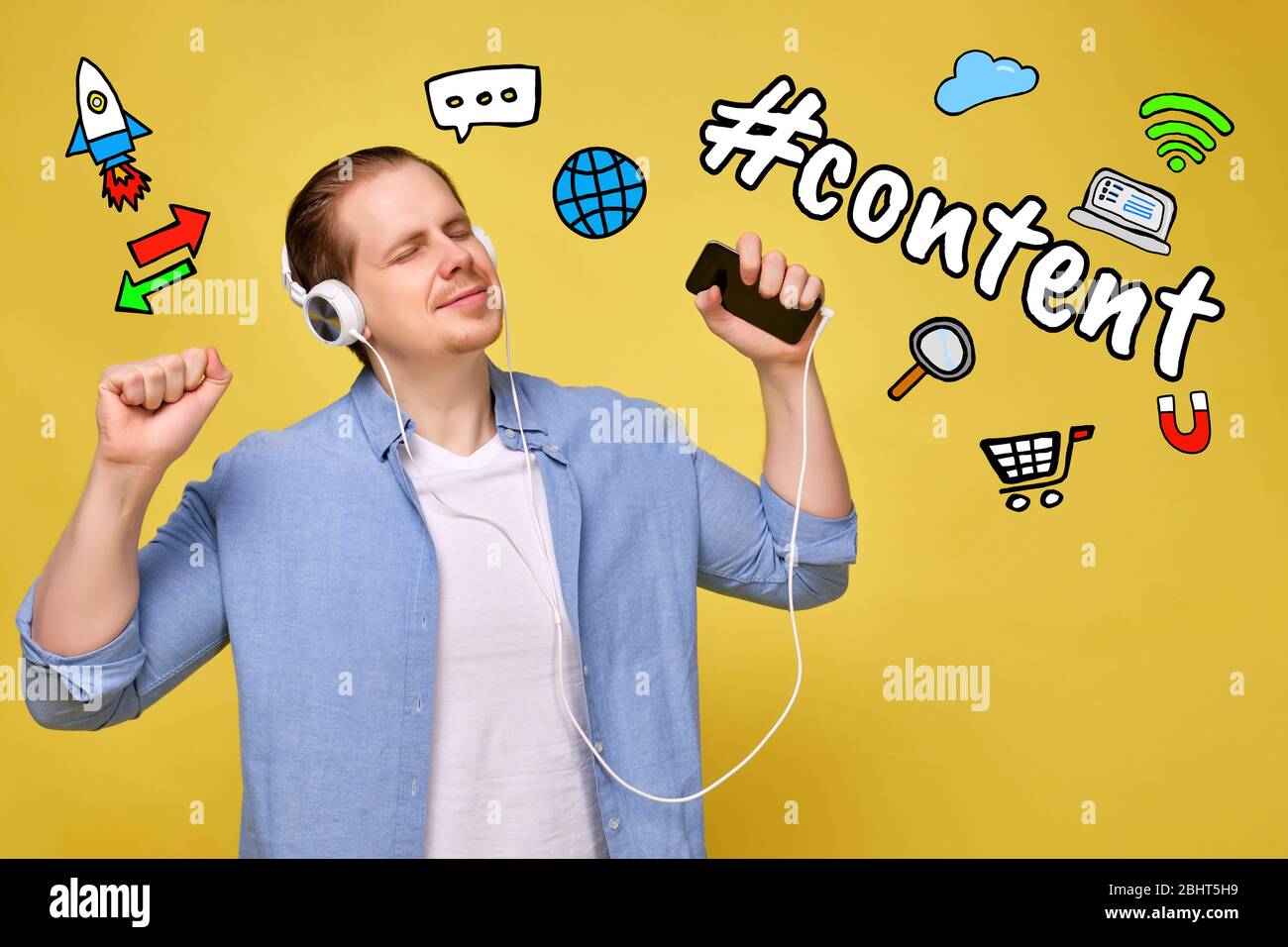 Concept de contenu avec icônes et homme dans une chemise sur un fond jaune. Gros plan. Banque D'Images