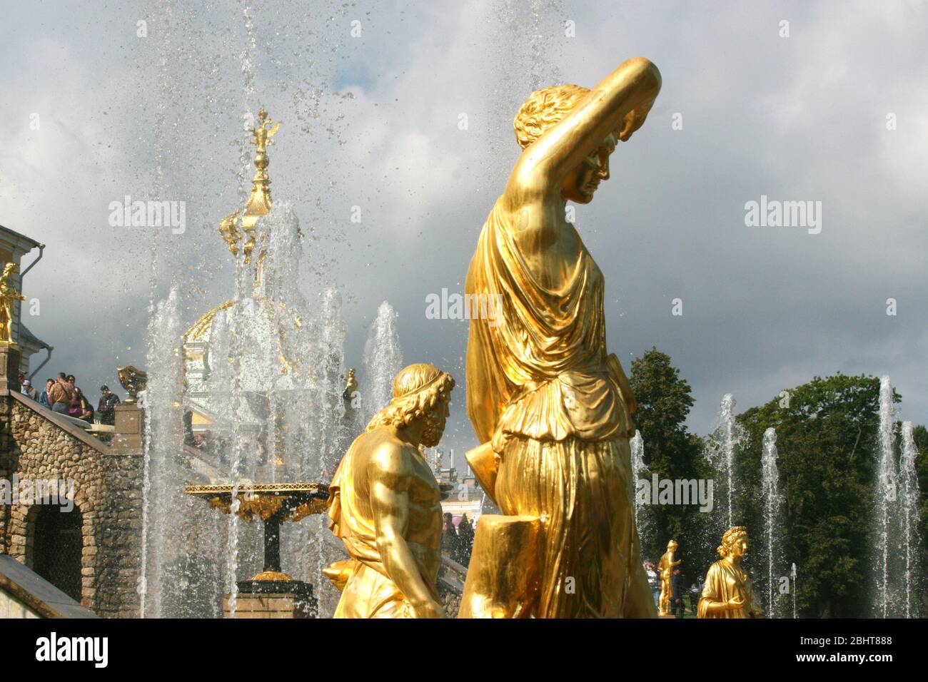 L'une des attractions touristiques les plus célèbres et les plus populaires de Saint-Pétersbourg, le palais et le parc de Peterhof Banque D'Images