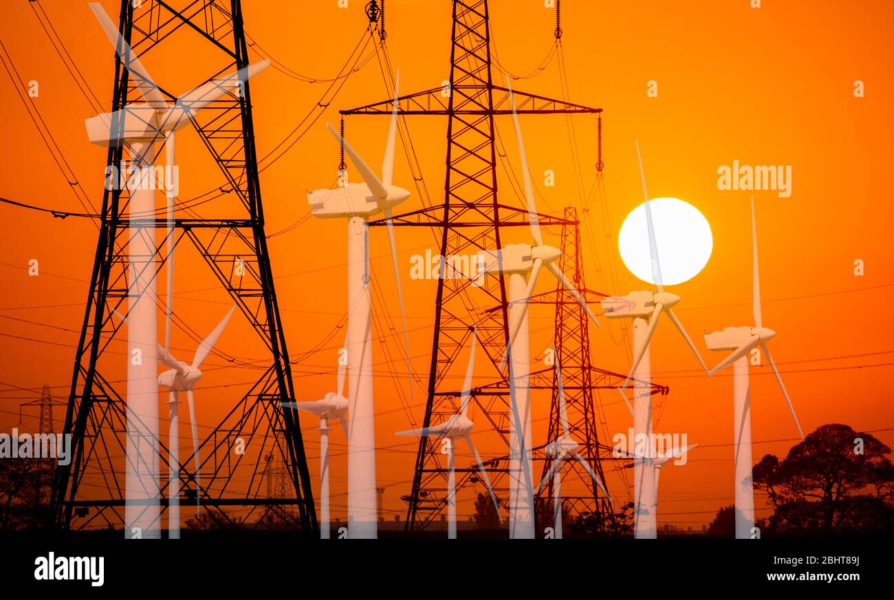 Pylônes/lignes électriques avec turbines éoliennes se chevaucher au lever du soleil. Énergie renouvelable propre et verte, combustibles fossiles... concept. royaume-uni Banque D'Images