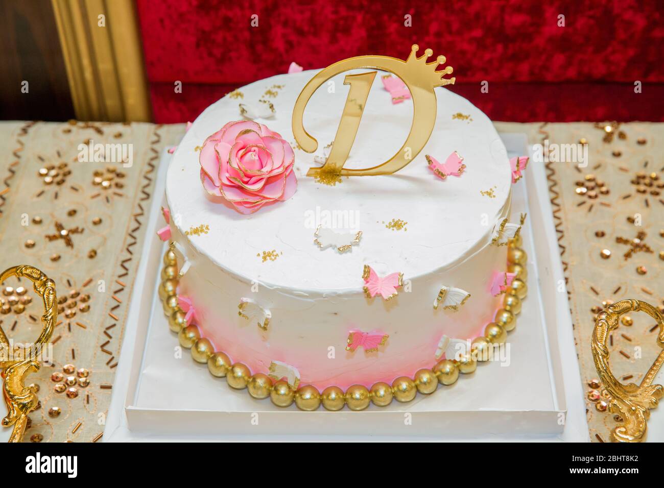 Couleur Or Lettre D D Un Age Gateau Avec Bougie Numero 1 Gateau Blanc Fleurs Roses Photo Stock Alamy