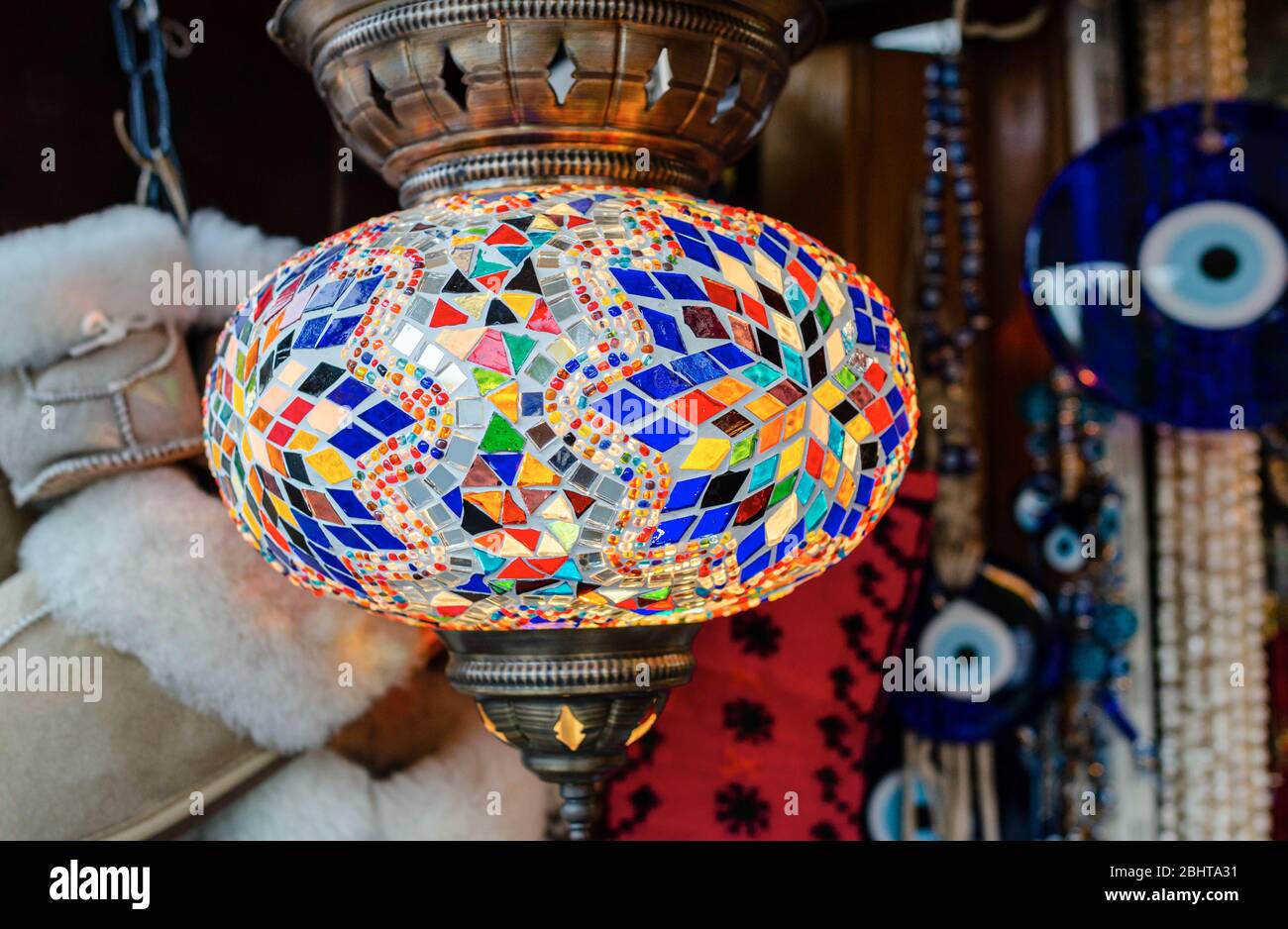L'ancienne lampe orientale est décorée de verre multicolore Photo Stock -  Alamy