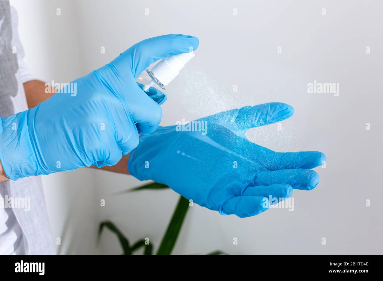 gants chirurgicaux en caoutchouc contenant de l'aseptisant antiseptique  pour les mains en arrière-plan. désinfectants à l'alcool ou gel pour  l'hygiène des mains protection contre le virus corona Photo Stock - Alamy