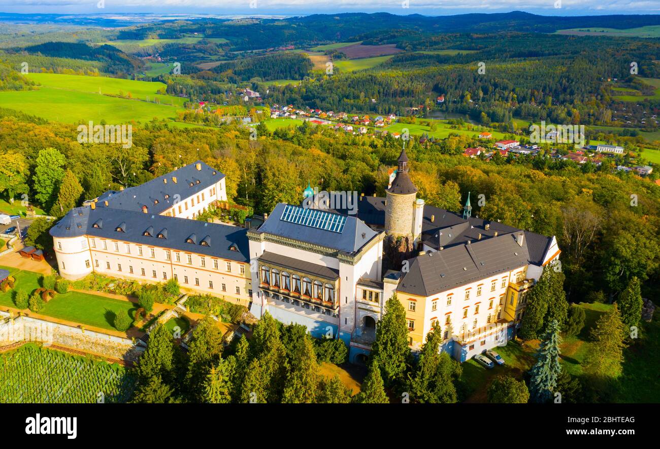 Paysage automnal pittoresque avec imposant château historique du Prorhteau Zbiroh dans la petite ville tchèque de la région de Pilsen Banque D'Images