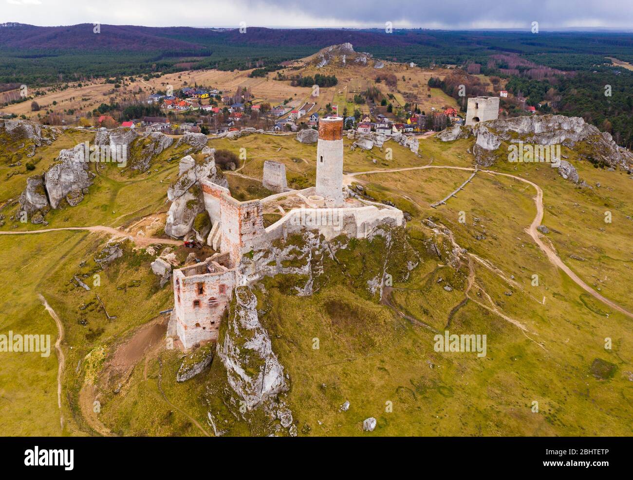 Vue de drone des vestiges de l'ancien château détruit dans le village polonais d'Olsztyn dans le comté de Czestochowa au printemps Banque D'Images