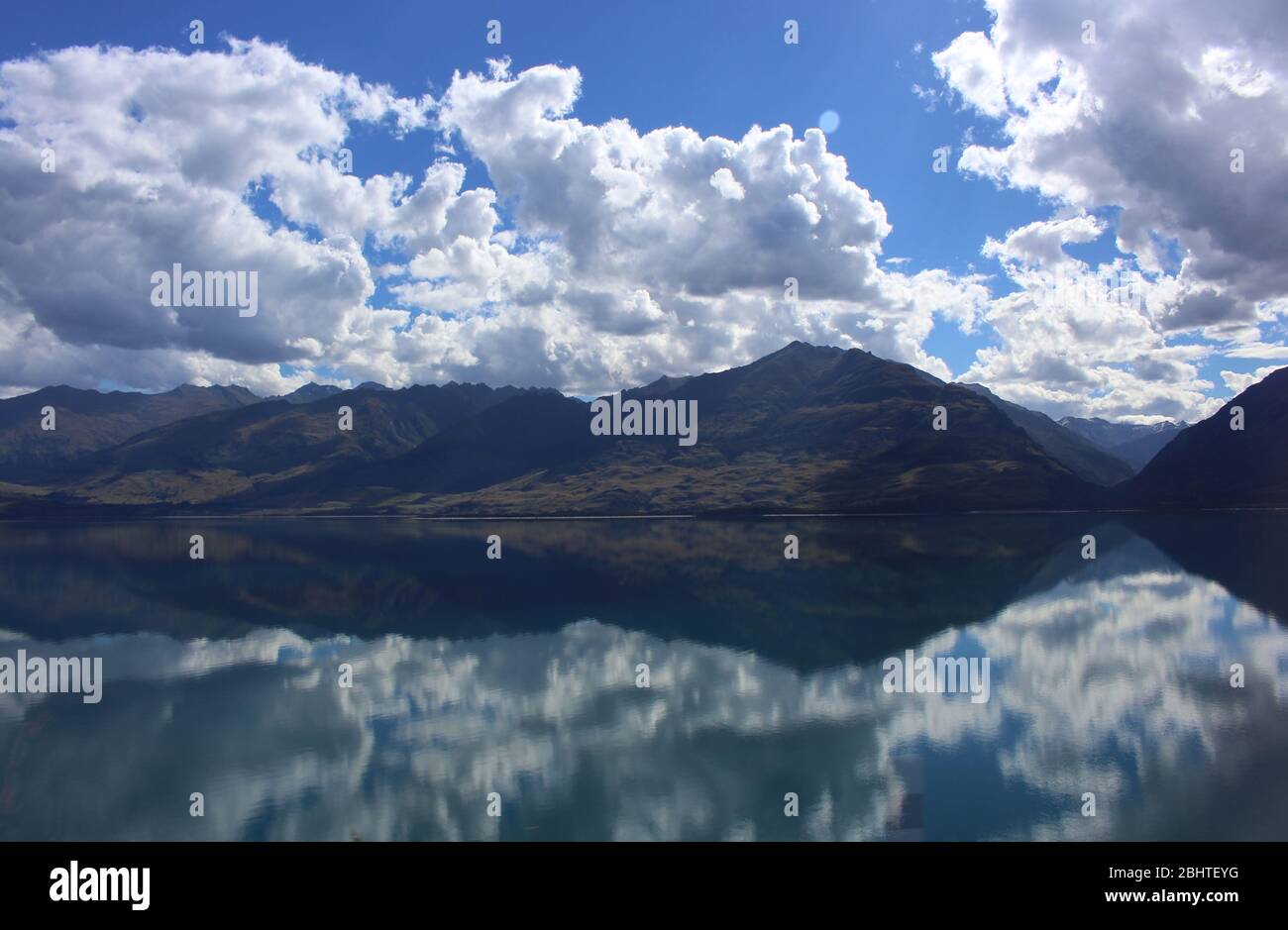 Magnifique lac Wanaka en Nouvelle-Zélande avec un ciel et des montagnes impressionnants en arrière-plan Banque D'Images