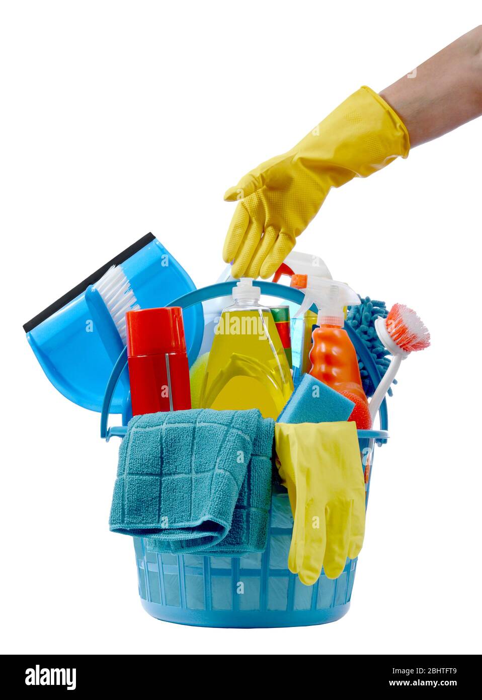 Photo verticale d'une main avec gants jaunes pour un panier en plastique bleu rond rempli de fournitures de nettoyage. Fond blanc. Banque D'Images