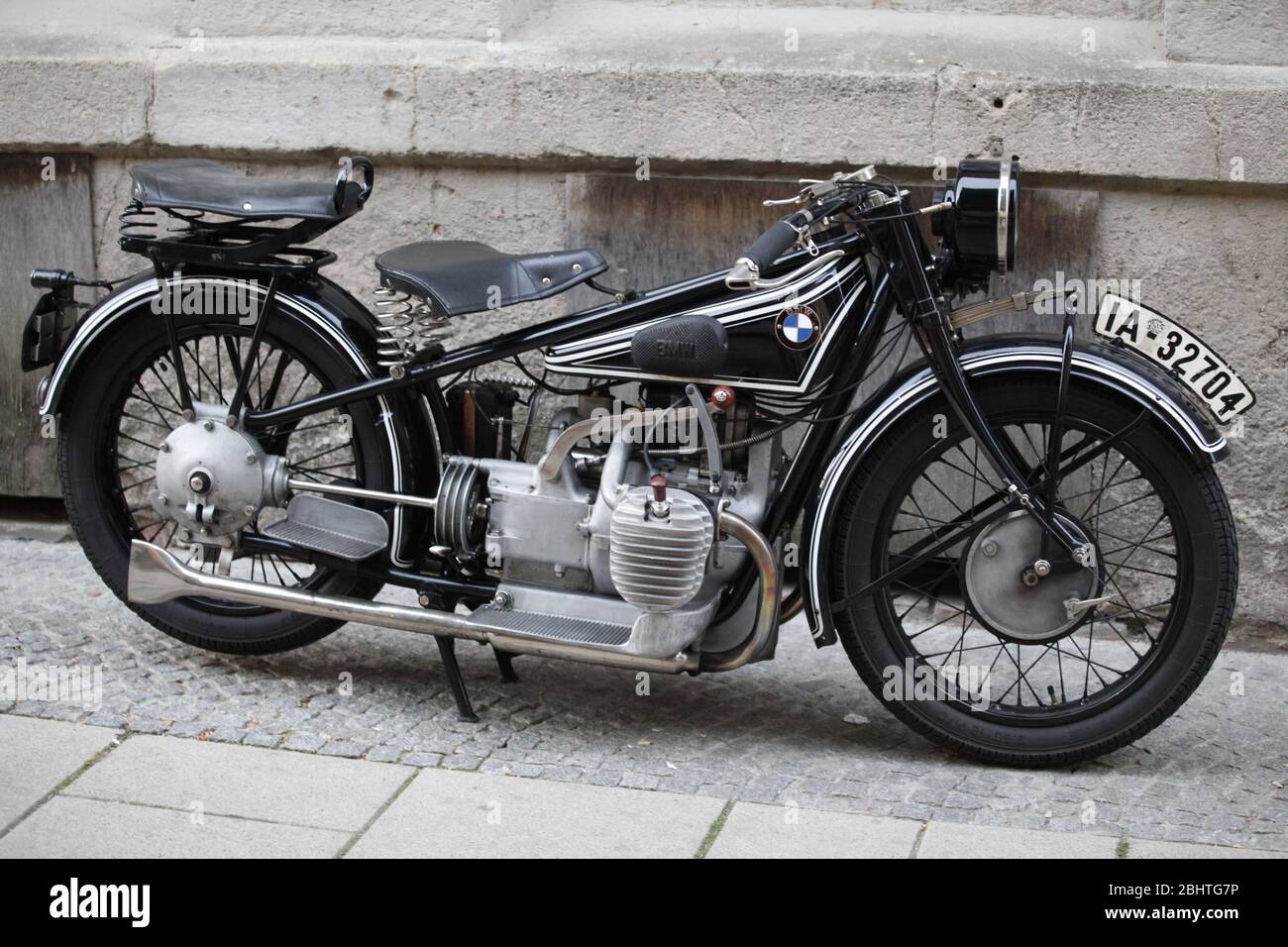 bmw oldtimer motorrad um 1930 bei Dreharbeiten zum Kinofilm 'Fabian - Der  Gang vor die Hunde' Am Set in der Berliner Strasse. Görlitz, 01.08.2019  Photo Stock - Alamy