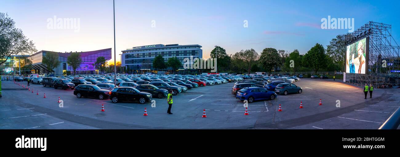 Cinéma temporaire, dans le parking devant le salon d'Essen, Grugahalle, grand écran LED, dans le quartier de RŸttenscheid, effets de TH Banque D'Images