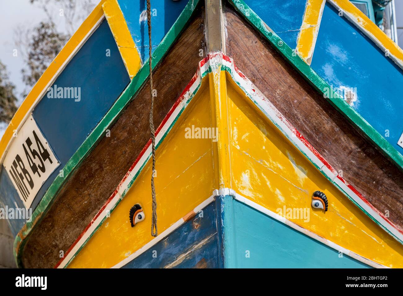 Bateau de pêche luzzo maltais traditionnel avec les yeux d'Horus nécessitant une repeinture, Marsaxlokk, Malte Banque D'Images