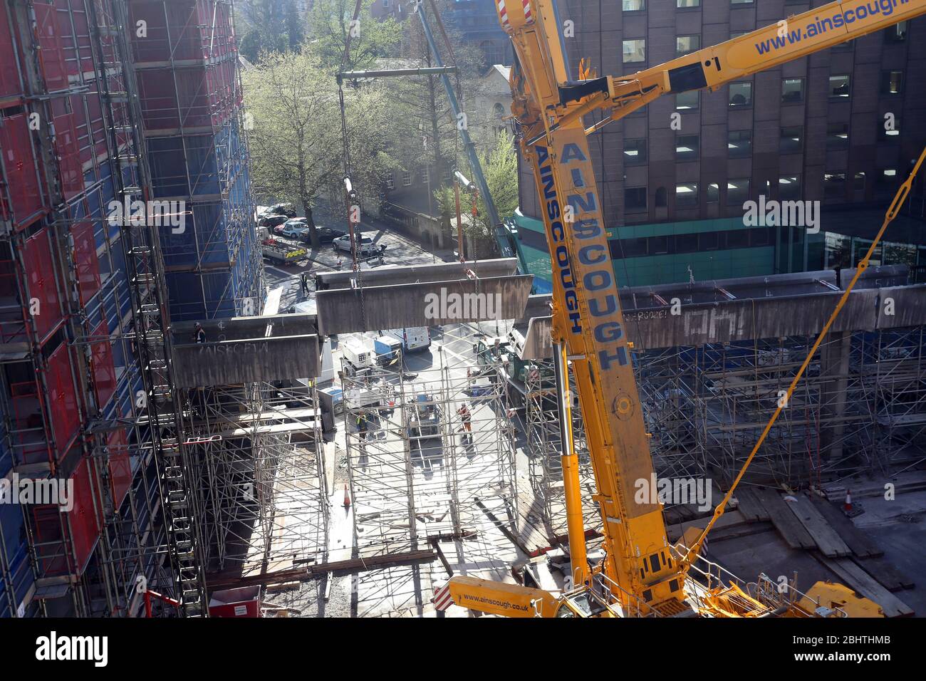Avril 2015 - une grue massive Liebhier Ainscough de 750 tonnes au centre de Bristol, qui soulève un vieux pont en béton précontraint Banque D'Images