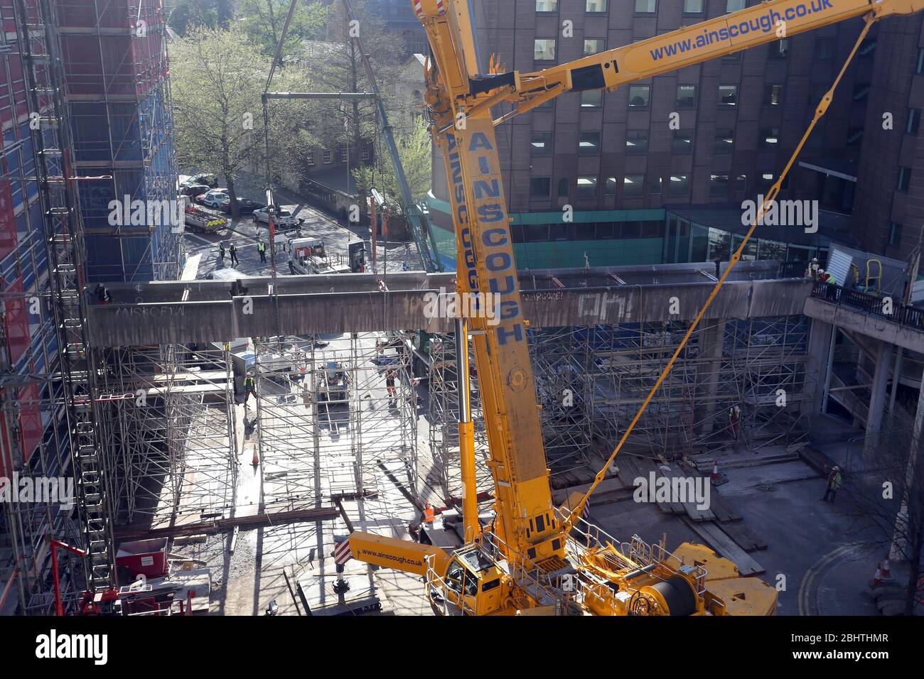Avril 2015 - une grue massive Liebhier Ainscough de 750 tonnes au centre de Bristol, qui soulève un vieux pont en béton précontraint Banque D'Images