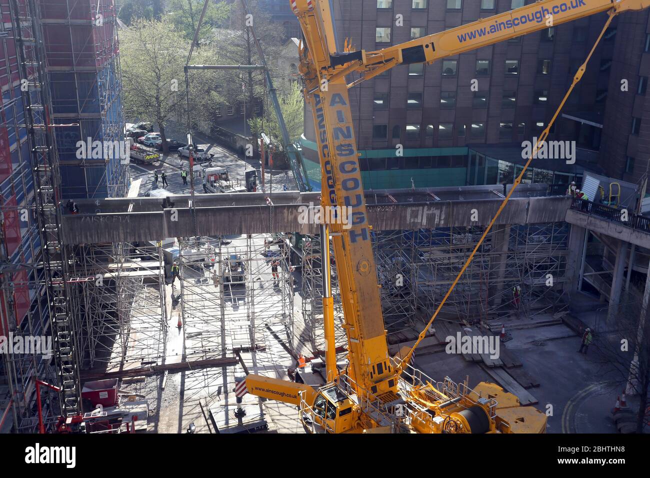 Avril 2015 - une grue massive Liebhier Ainscough de 750 tonnes au centre de Bristol, qui soulève un vieux pont en béton précontraint Banque D'Images