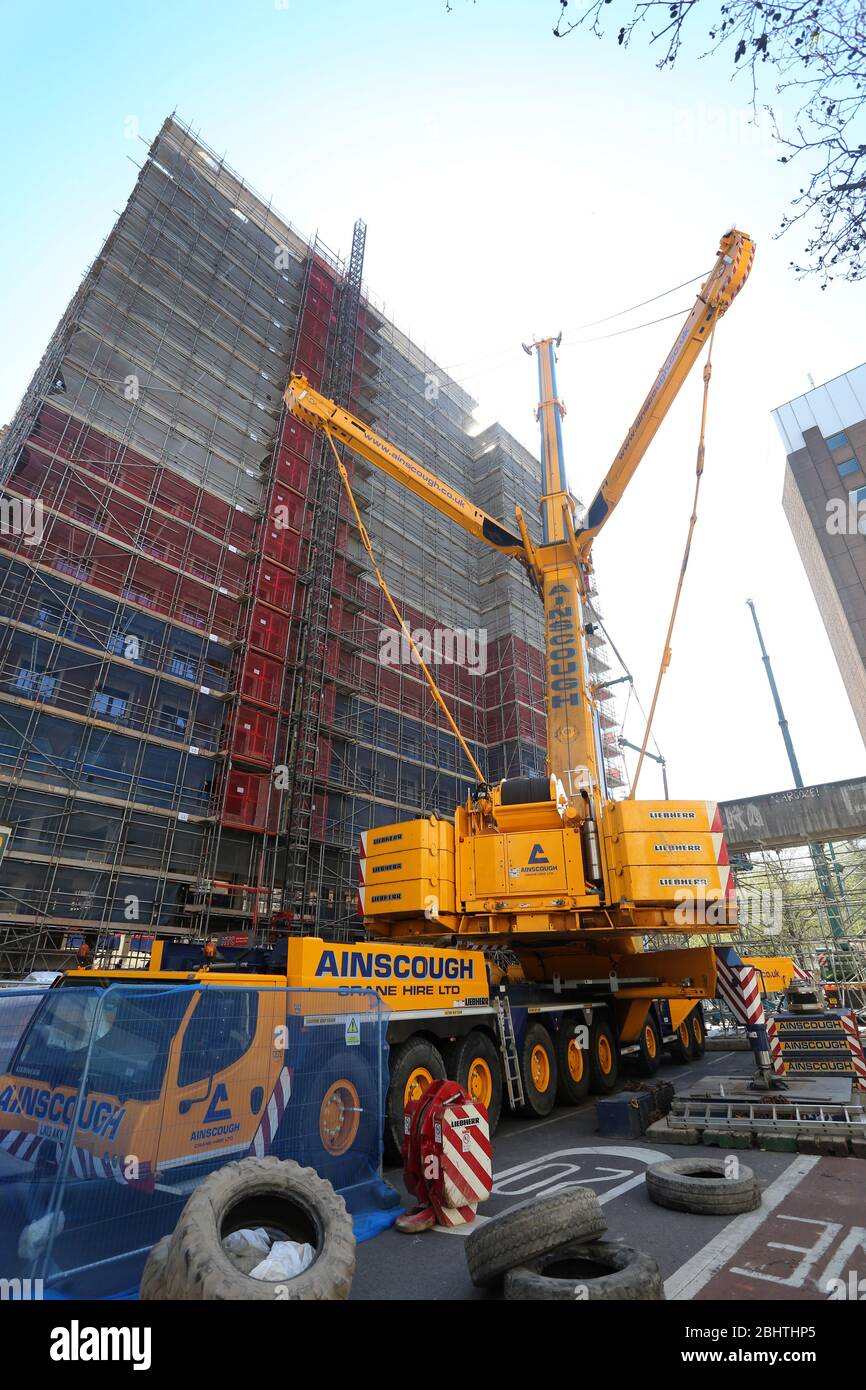 Avril 2015 - une grue massive Liebhier Ainscough de 750 tonnes au centre de Bristol, qui soulève un vieux pont en béton précontraint Banque D'Images