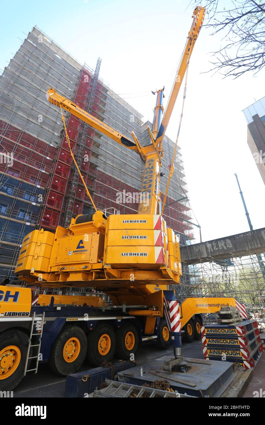 Avril 2015 - une grue massive Liebhier Ainscough de 750 tonnes au centre de Bristol, qui soulève un vieux pont en béton précontraint Banque D'Images