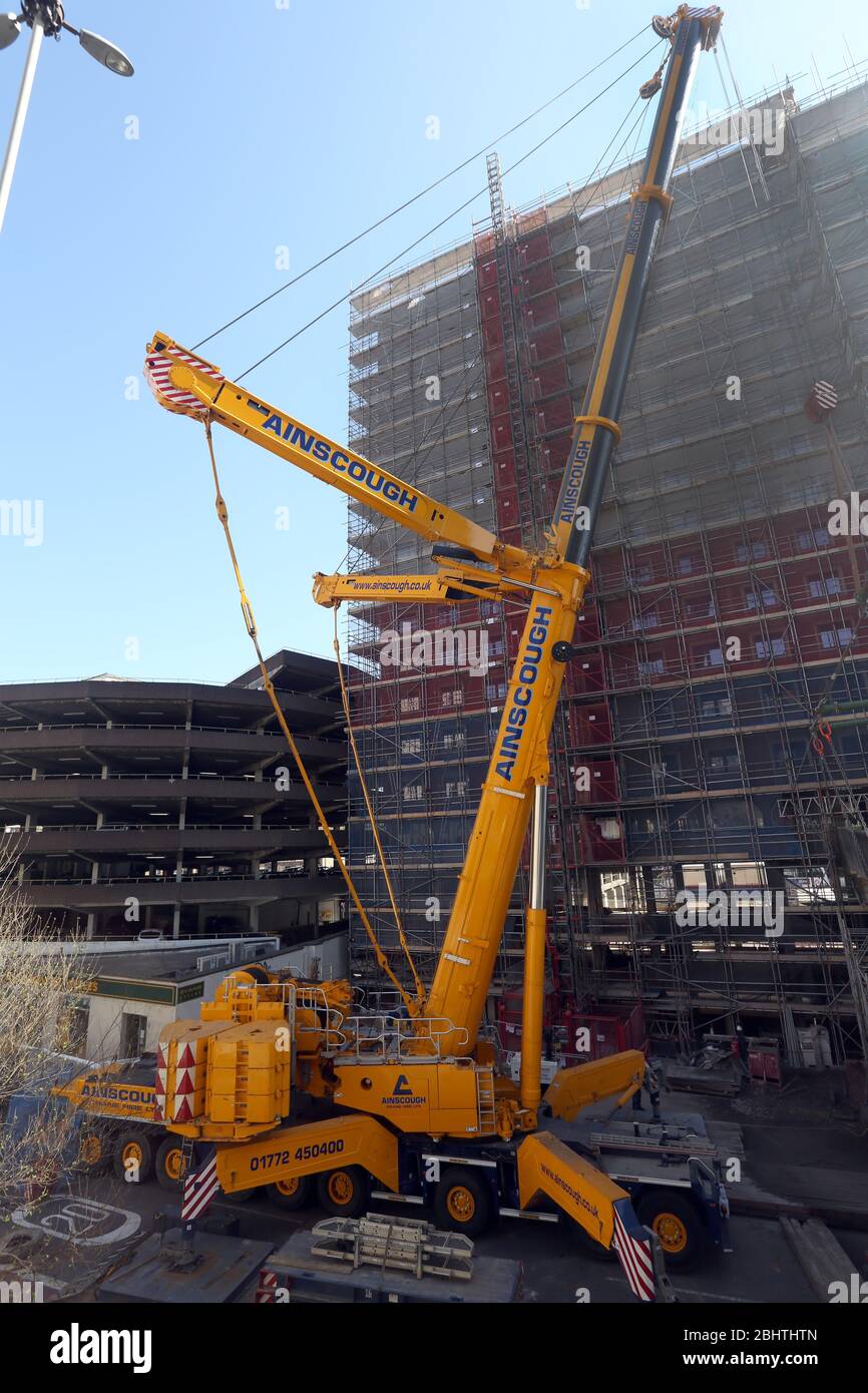 Avril 2015 - une grue massive Liebhier Ainscough de 750 tonnes au centre de Bristol, qui soulève un vieux pont en béton précontraint Banque D'Images