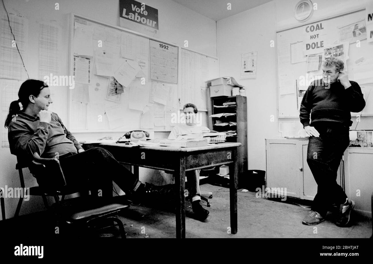 Mineurs de charbon au bureau de la mine de charbon Trentham, Royaume-Uni, avec un panneau Coal Not Dole sur le mur. Banque D'Images