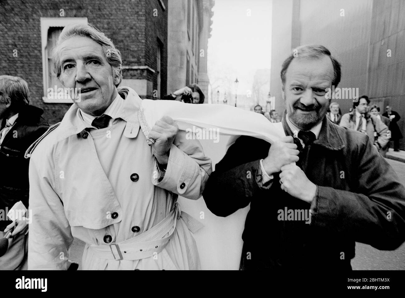 Dennis Skinner (L) et Robin Cook (R) présentent la pétition sur le charbon de travail à Downing Street en 1992. Banque D'Images