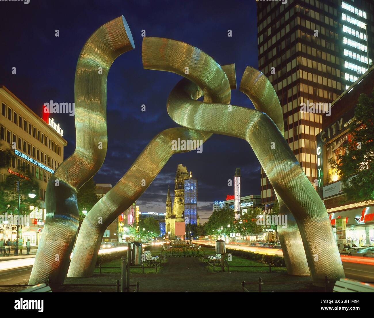 Sculpture en chaîne cassée au crépuscule, Tauentzienstraße, Berlin, République fédérale d'Allemagne Banque D'Images