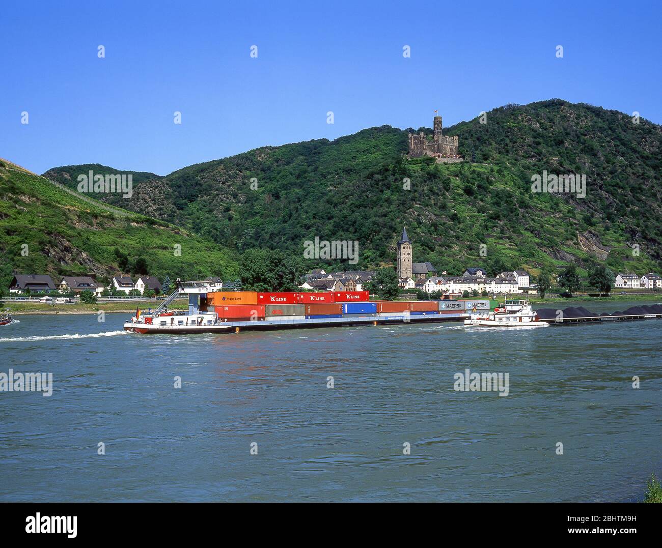 Barge de conteneurs sur le Rhin, Kaub, Rhénanie-Palatinat, République fédérale d'Allemagne Banque D'Images
