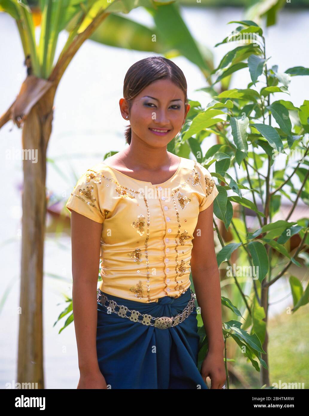 Jeune danseuse féminine au Village culturel cambodgien, Siem Reap, Royaume du Cambodge Banque D'Images