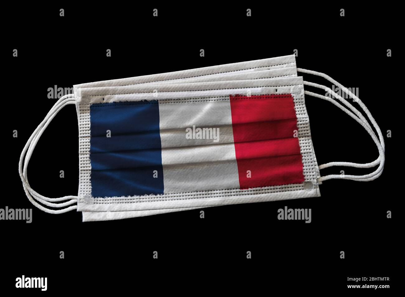 Masques chirurgicaux avec drapeau de France imprimé. Isolé sur fond noir. Concept d'utilisation du masque facial dans l'effort français de lutte contre le coro de Covid-19 Banque D'Images Masques chirurgicaux avec drapeau de France imprimé. Isolé sur fond noir. Concept d'utilisation du masque facial dans l'effort français de lutte contre le coro de Covid-19 Banque D'Images