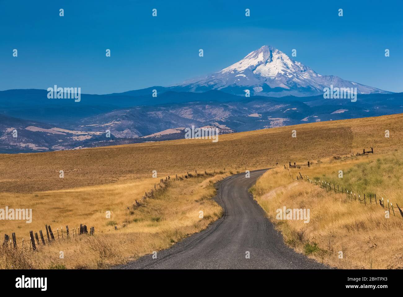 Montez le capot avec la route de montagne de Dalles qui serpente à travers les prairies du parc national historique de Columbia Hills, État de Washington, États-Unis Banque D'Images