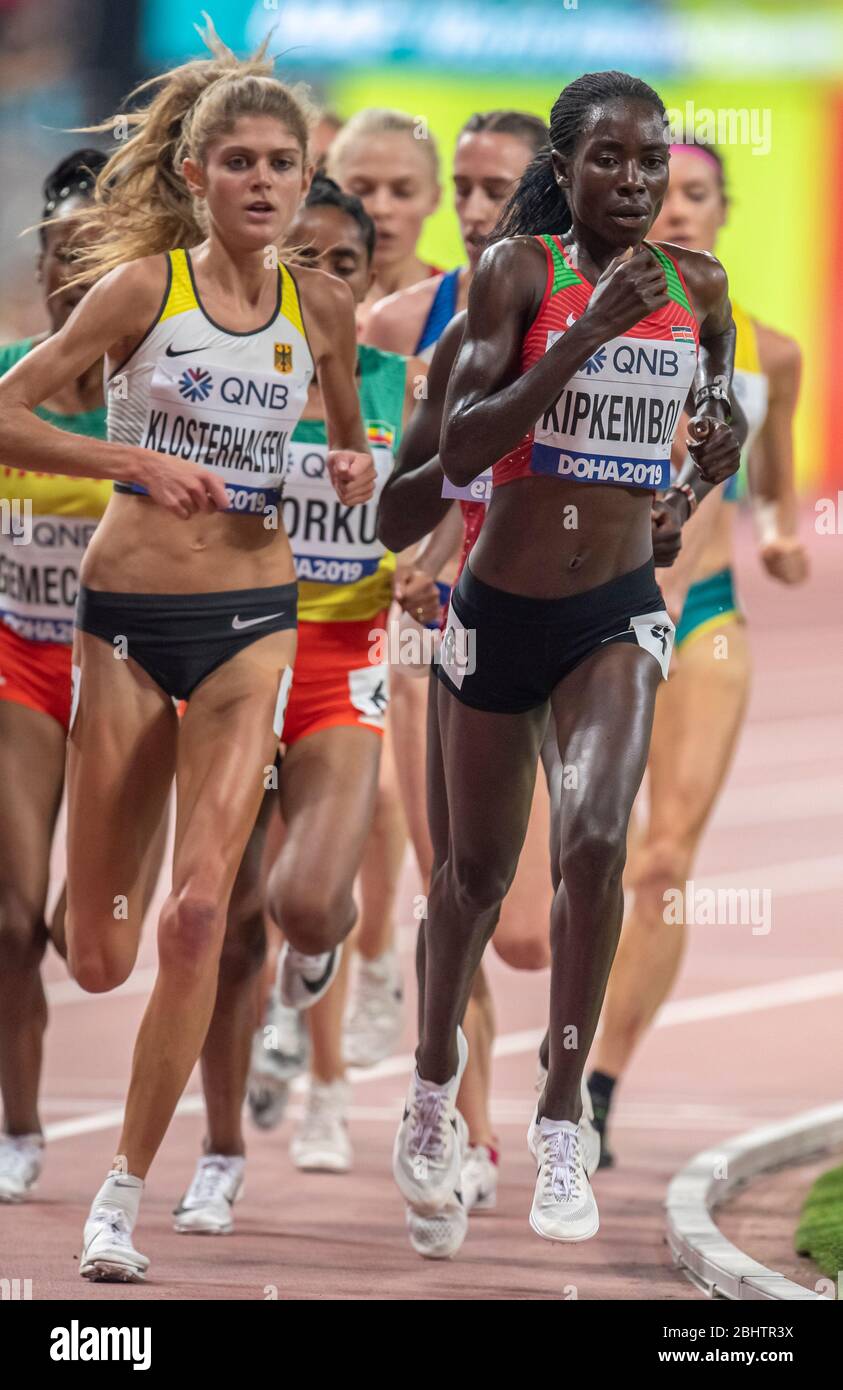 DOHA - QATAR - OCT 2: Margaret Chelimo Kipkemembi (KEN) en compétition dans les femmes 5 000 m chauffe pendant le sixième jour du 17ème Championnat mondial d'athlétisme de l'IAAF Banque D'Images