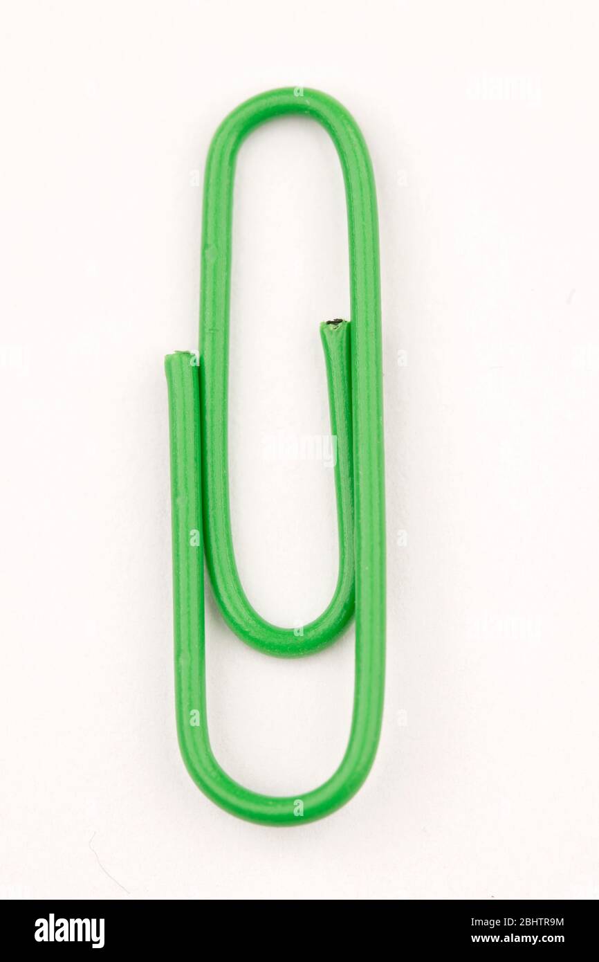 Photo conceptuelle d'une fermeture d'un trombone vert recouvert de  plastique Photo Stock - Alamy
