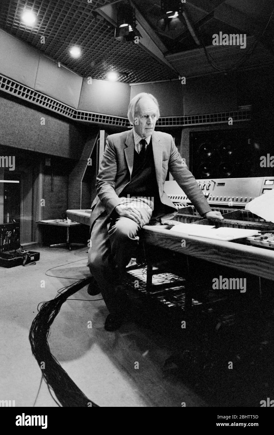 George Martin, producteur des Beatles, dans un studio d'enregistrement à Londres, au Royaume-Uni, au début des années 1990. Banque D'Images