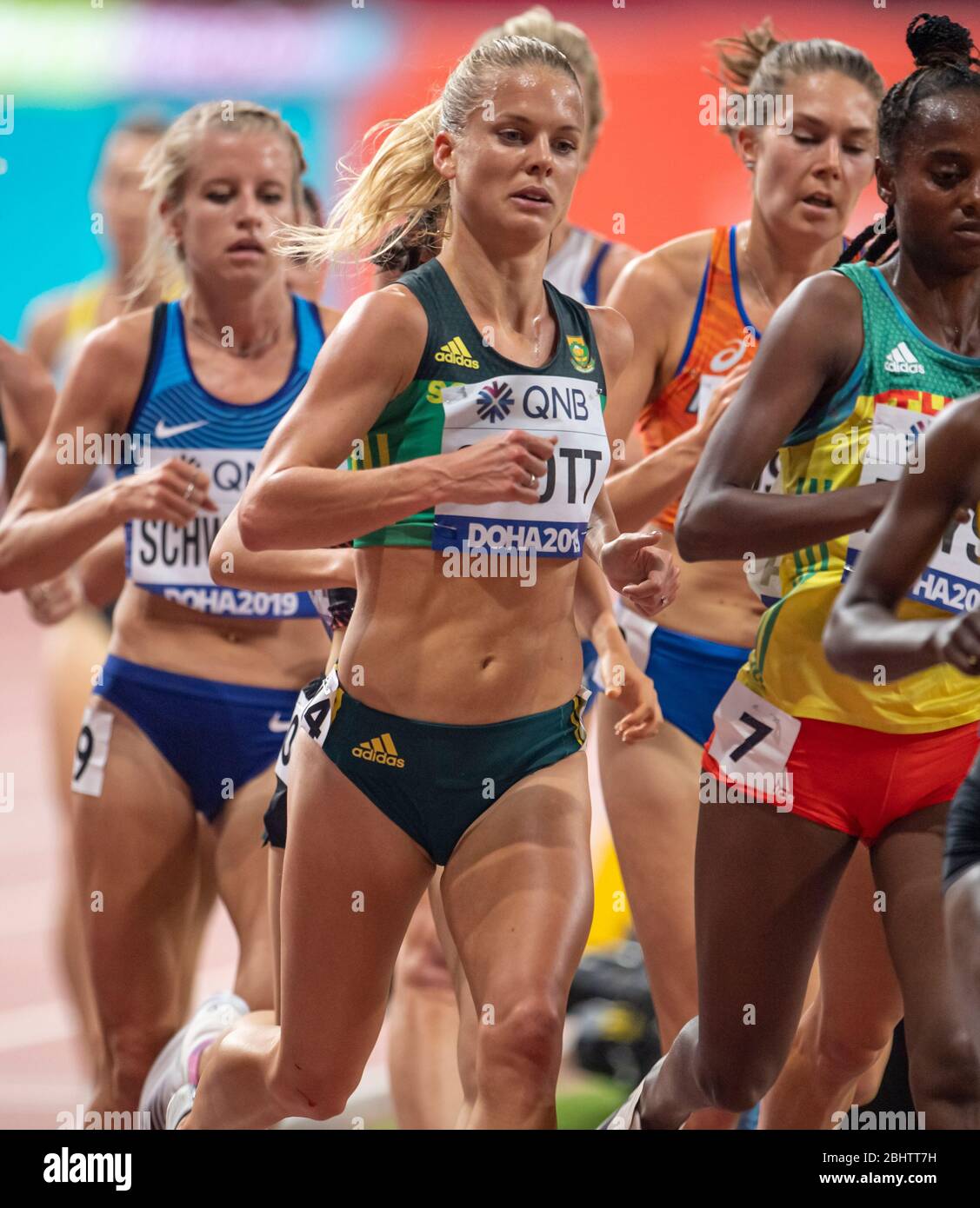 DOHA - QATAR - OCT 2: Dominique Scott (RSA) en compétition dans les femmes 5000 m chauffe pendant le sixième jour du 17ème Championnat mondial d'athlétisme de l'IAAF Doha 2019 Banque D'Images