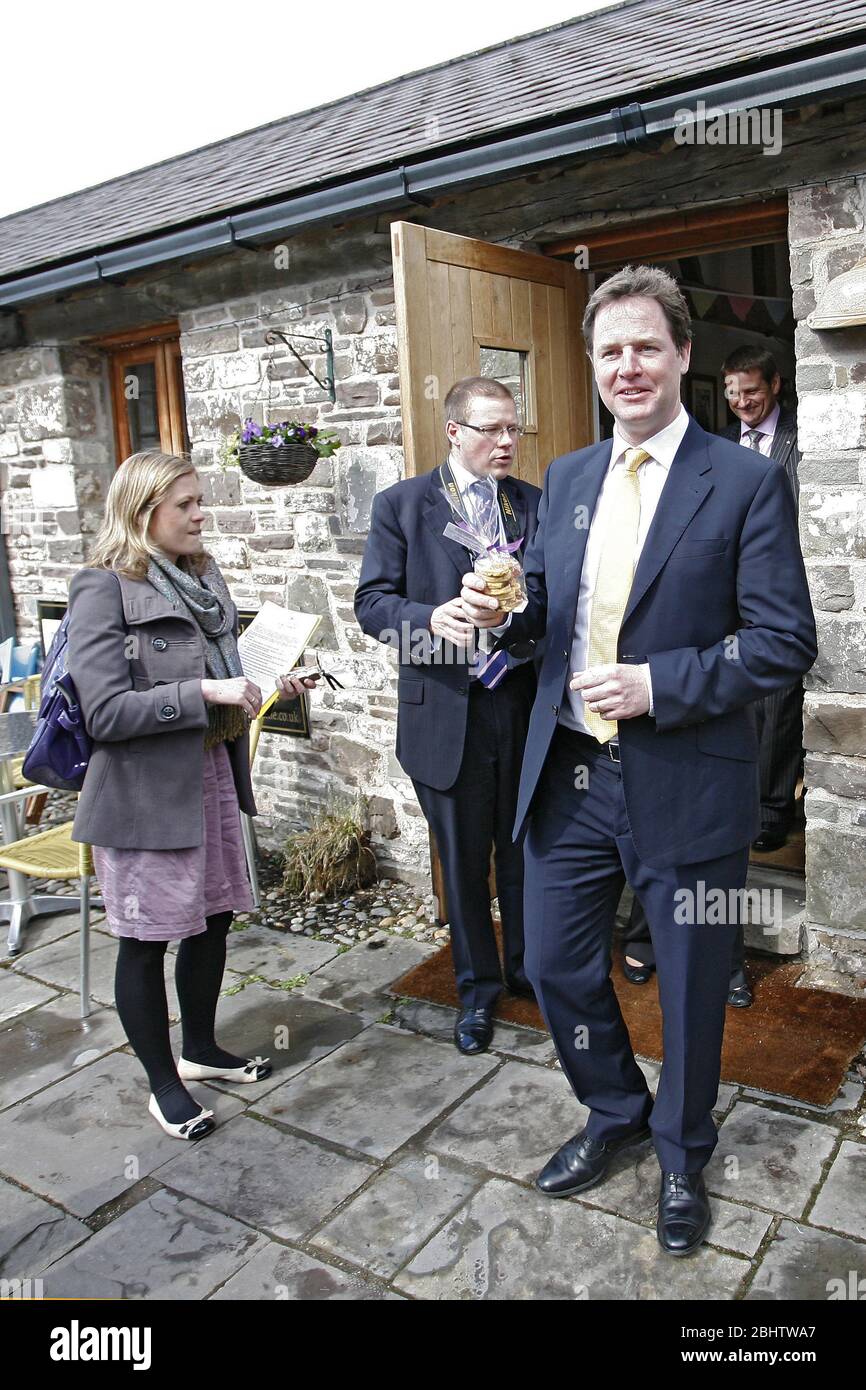 Wales, Crickhowell, Lib DEM leader Nick Clegg visite un Chocolatier, avec AM Kirsty Williams et le député Roger Williams, 12 mars 2012 ©PRWPhotography Banque D'Images