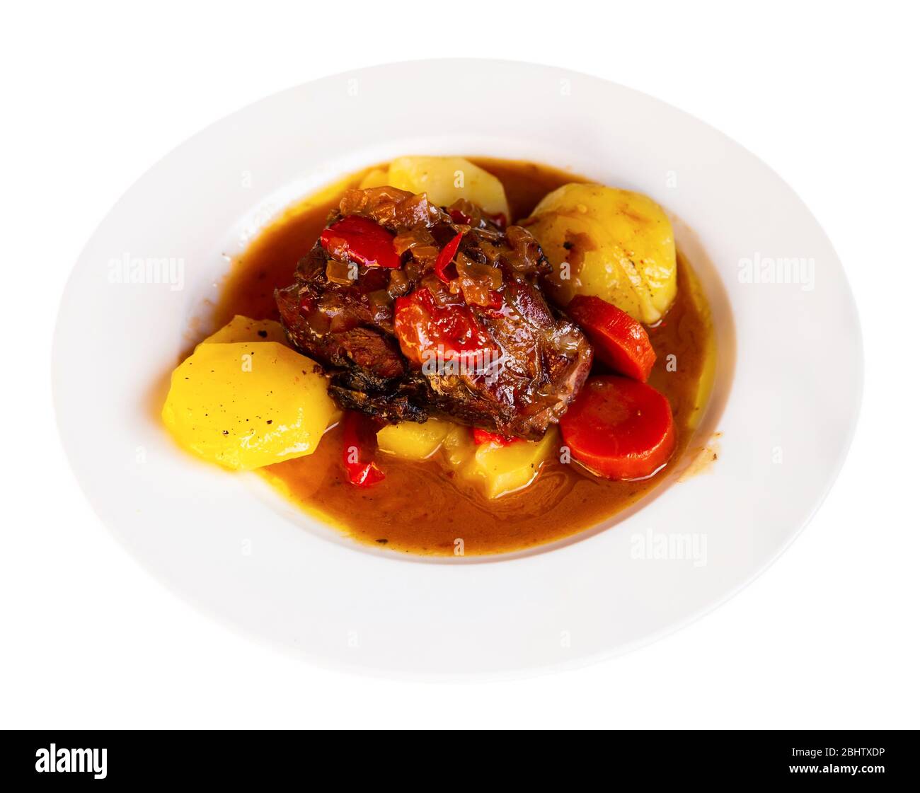 Délicieux épaule d'agneau rôti servie avec de la pomme de terre et de la carotte. Isolé sur fond blanc Banque D'Images