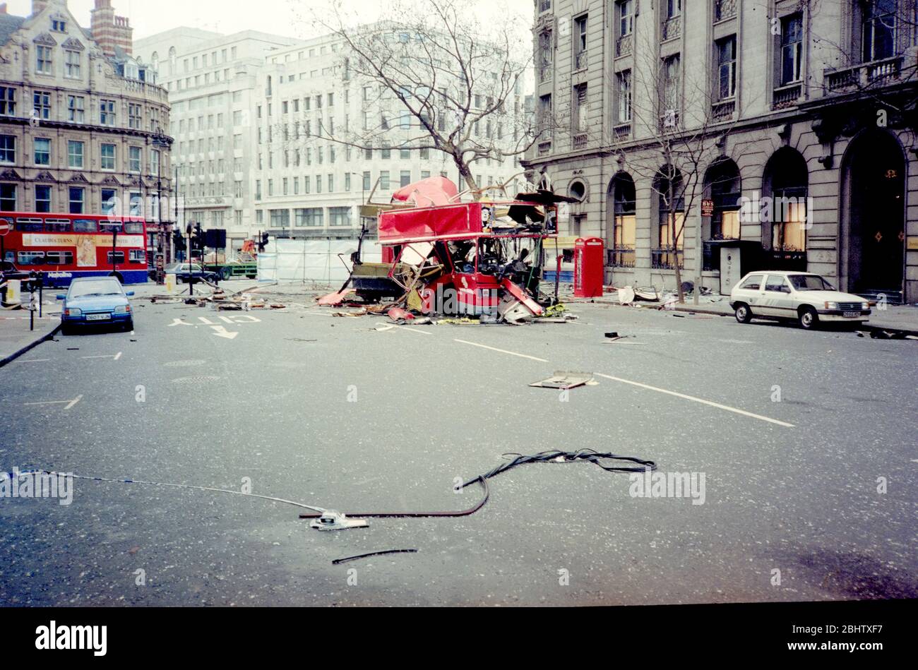 Les suites de l'attentat à la bombe Aldwych bus à Londres, le 18 février 1996. Un engin explosif improvisé porté par le républicain irlandais Edward O'Brien a explosé sur un bus 171. Banque D'Images