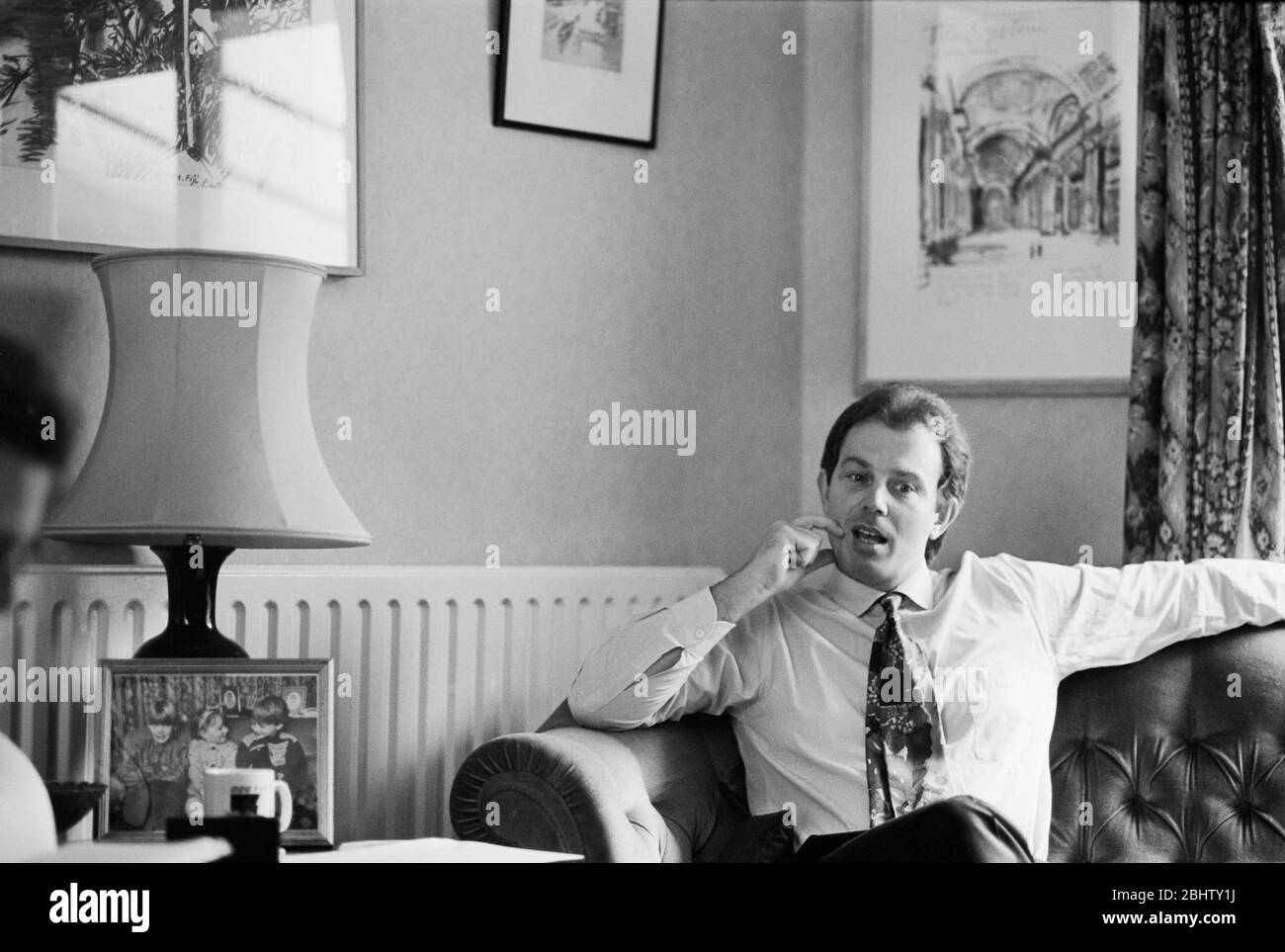 Tony Blair, photographié chez lui au début des années 1990, avant de devenir Premier ministre du Royaume-Uni. Banque D'Images