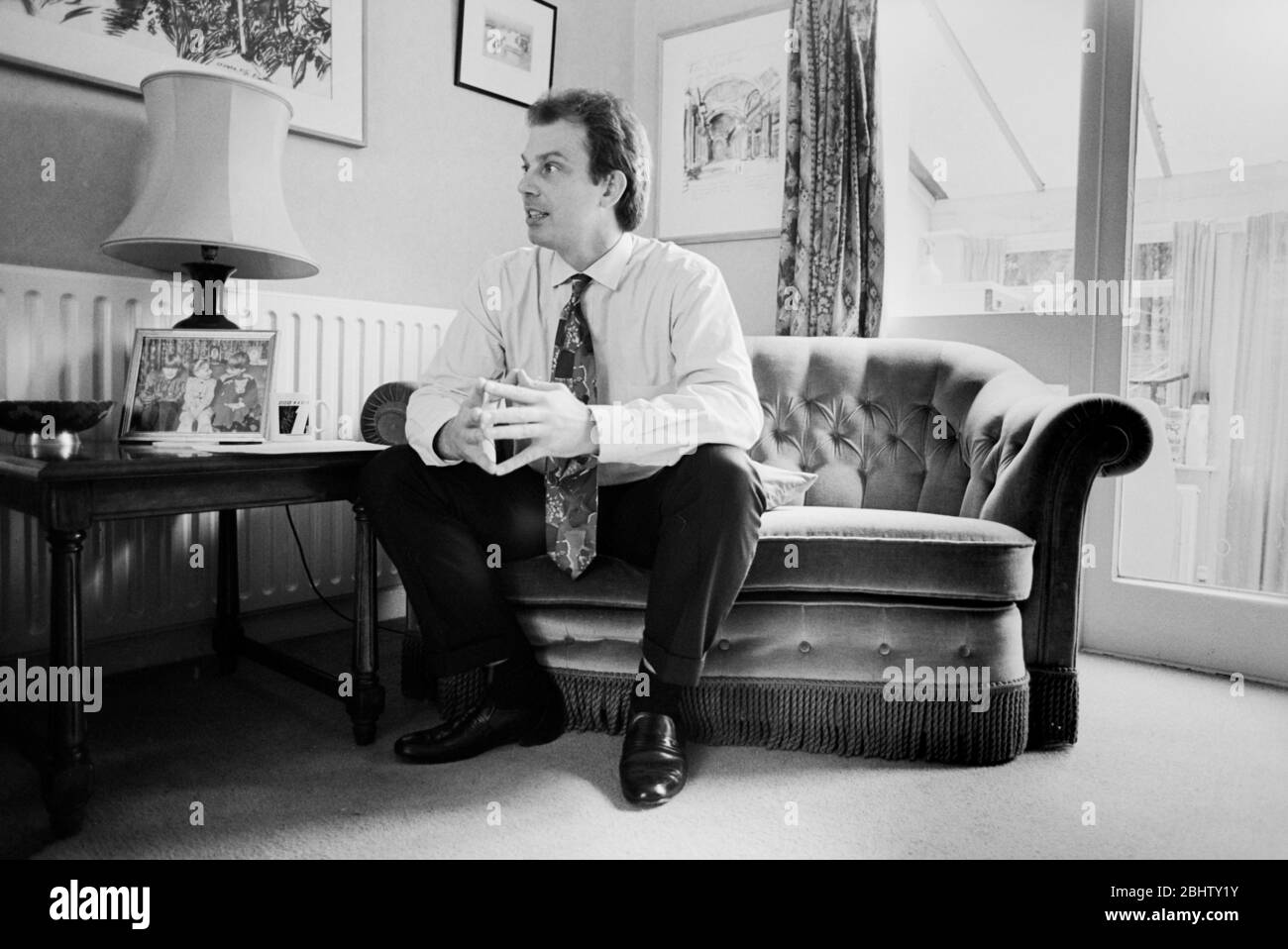 Tony Blair, photographié chez lui au début des années 1990, avant de devenir Premier ministre du Royaume-Uni. Banque D'Images