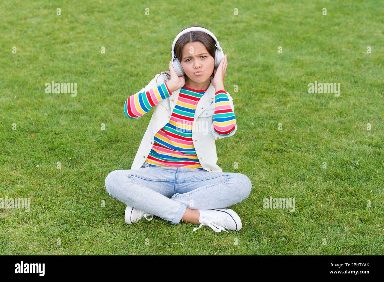 Un Enfant Heureux Ecoutez De La Musique Dans Un Casque Une Petite Fille Sur L Herbe Verte Un Enfant Peut Apprecier La Chanson Dans La Nature Du Parc Concept D Enfance Heureux Utilisez Un