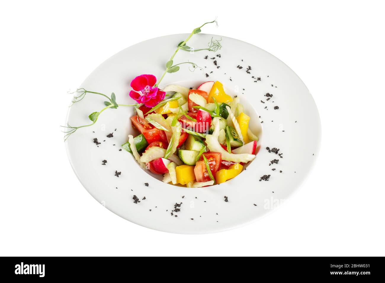 Salade de printemps de légumes frais dans une assiette blanche. Banque D'Images