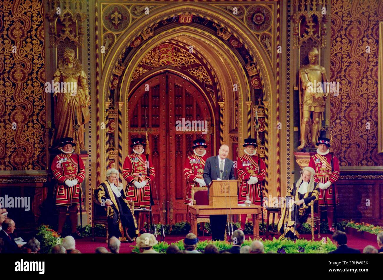 Le président français Jacques Chirac parle au Parlement, à la Chambre des Lords, Londres, Royaume-Uni, lors d'une visite d'État en 1996. La photo montre aussi Betty Boothroyd, Président de la Chambre des communes. Banque D'Images