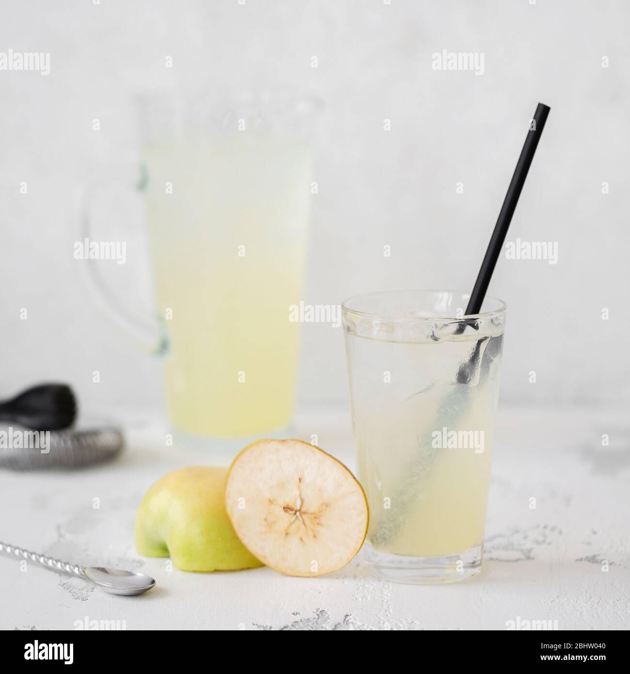 Cocktail rafraîchissant d'été avec pomme et citron. Banque D'Images