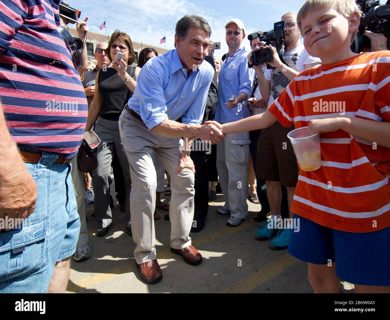 Des Moines Iowa États-Unis, 15 août 2011 : le gouverneur du Texas et l'espoir présidentiel Rick Perry font campagne lundi à la foire de l'État de l'Iowa, deux jours après avoir pris part à la course à la nomination républicaine au poste de président. ©Bob Daemmrich Banque D'Images