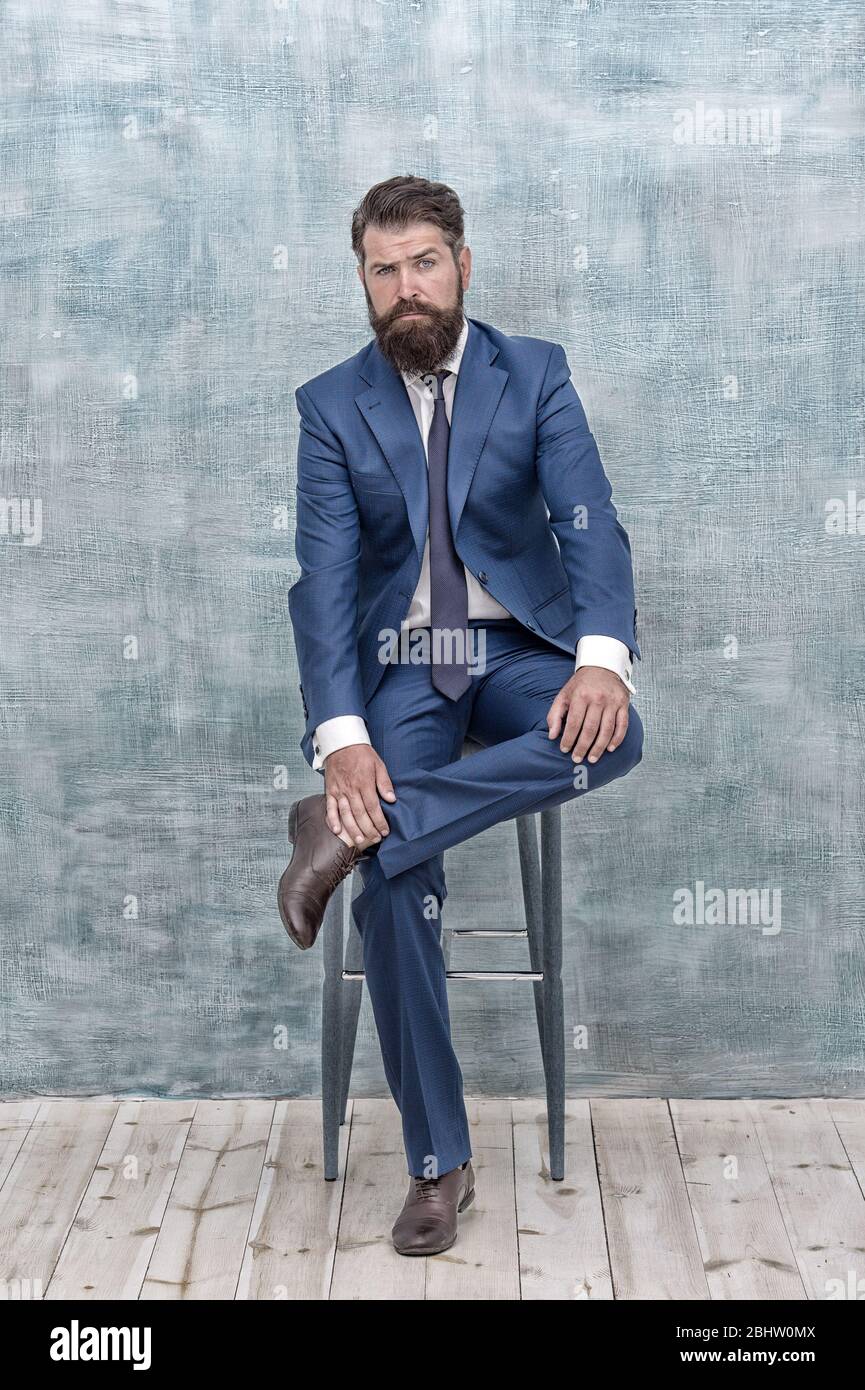 Le style élégant est intemporel. Un homme d'affaires élégant s'assoit sur  une chaise. Homme barbu dans le style formel. armoire professionnelle. Code  vestimentaire et vêtements de style professionnel. Style de mode. Véritable