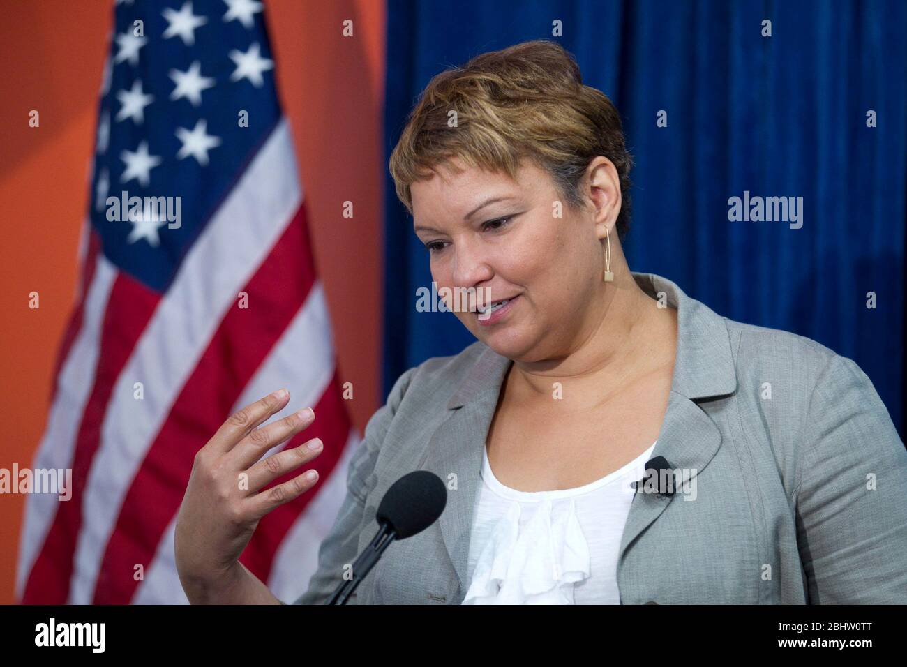 Austin Texas États-Unis, 20 juillet 2011 : États-Unis Lisa P. Jackson, administratrice de l'EPA, s'exprime lors d'une conférence de presse annonçant une stratégie fédérale visant à promouvoir les marchés et les emplois du recyclage de l'électronique aux États-Unis, une priorité de l'administration Obama pour encourager une conception plus écologique et promouvoir le recyclage. L'événement a eu lieu en Round2, une usine de recyclage de haute technologie à Austin. ©Bob Daemmrich Banque D'Images