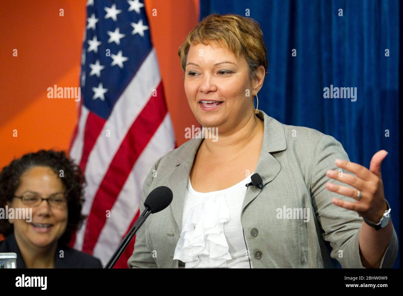 Austin Texas États-Unis, 20 juillet 2011 : États-Unis Lisa P. Jackson, administratrice de l'EPA, s'exprime lors d'une conférence de presse annonçant une stratégie fédérale visant à promouvoir les marchés et les emplois du recyclage de l'électronique aux États-Unis, une priorité de l'administration Obama pour encourager une conception plus écologique et promouvoir le recyclage. L'événement a eu lieu en Round2, une usine de recyclage de haute technologie à Austin. ©Bob Daemmrich Banque D'Images